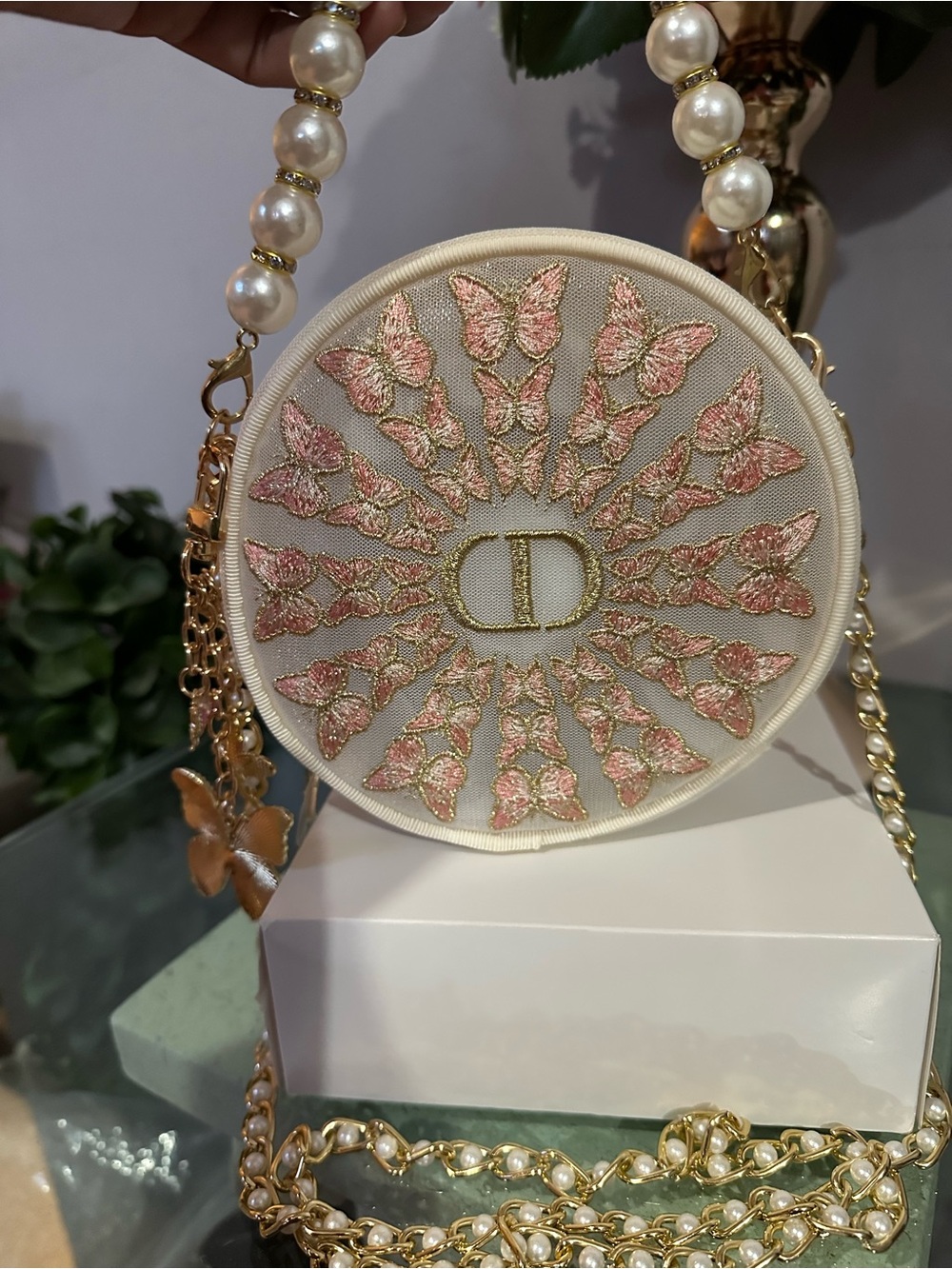 Dior 2026 Spring Limited Edition Butterfly Embroidery Cosmetic
Round Pouch-NIB - Picture 11 of 17